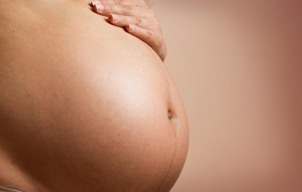 Ventre femme enceinte : conseils et astuces pour le soin optimal